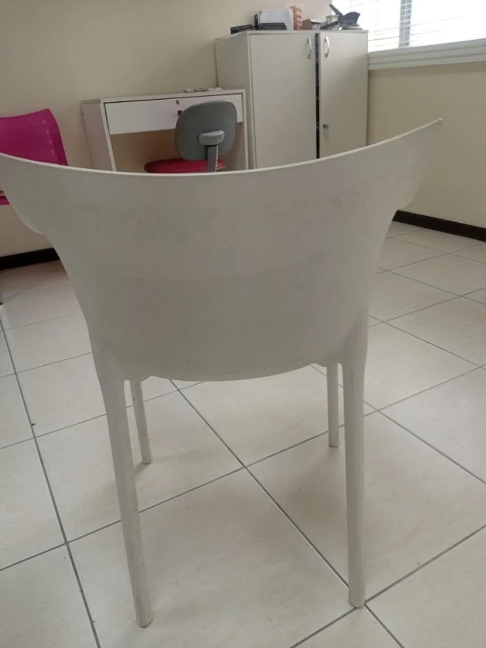5 Cadeiras Brancas com Braço  - Usadas