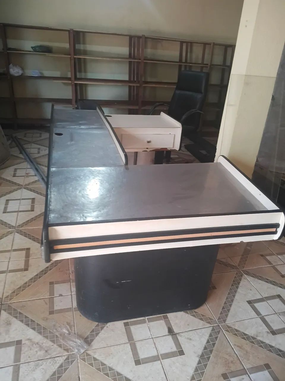 Prateleiras e balcão caixa