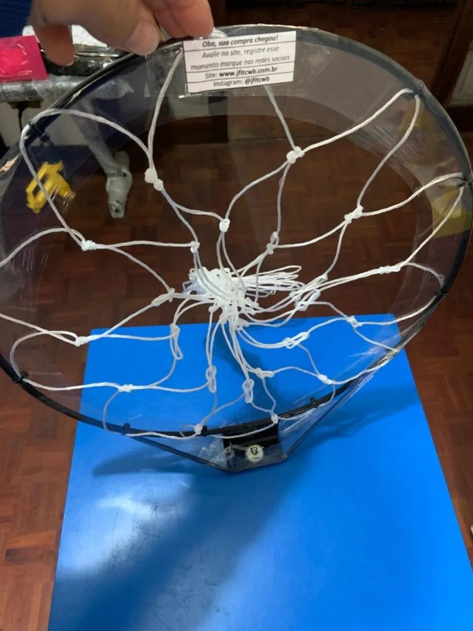 Cesta de basquete com rede e parafusos
