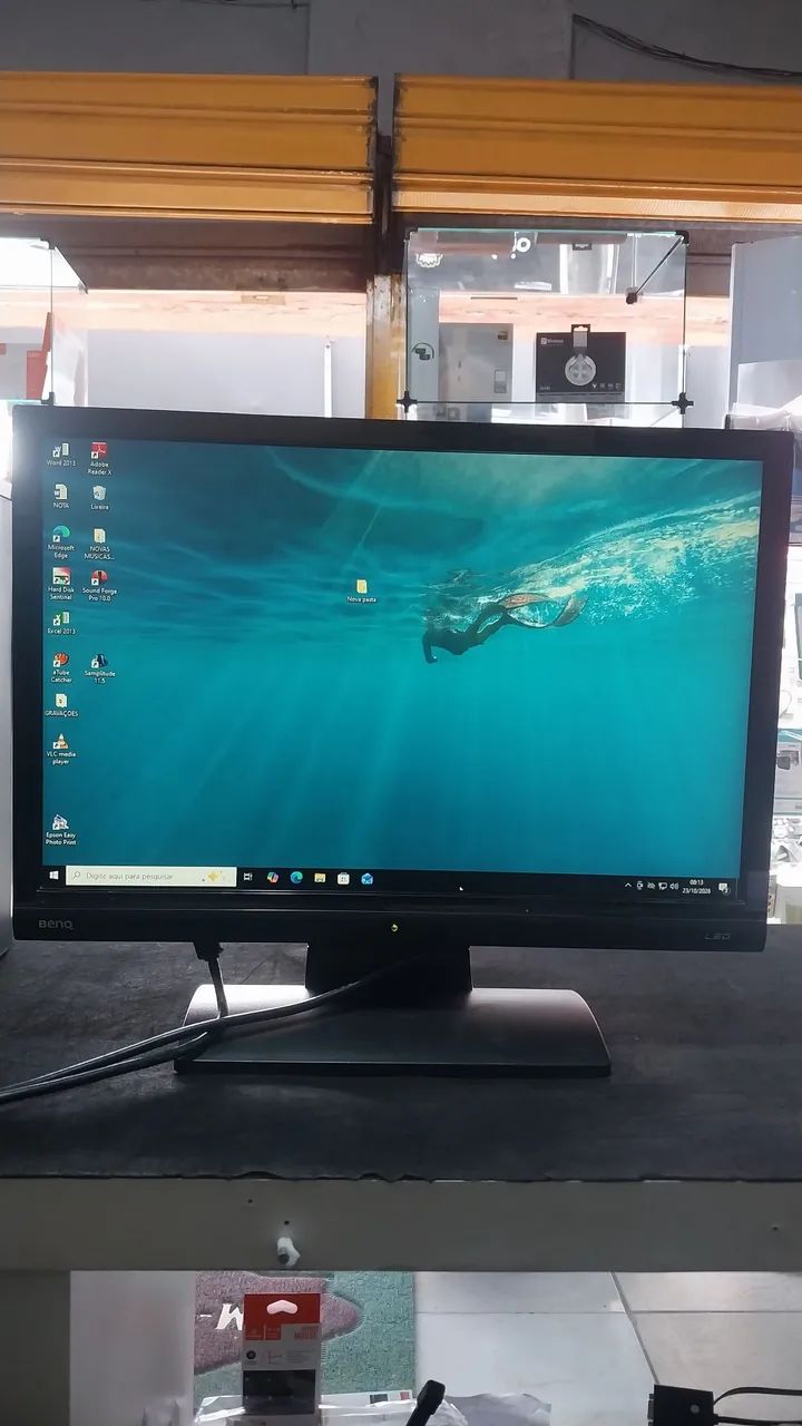 Lindo monitor de 20 polegadas imagens limpas e nítidas sem detalhes 