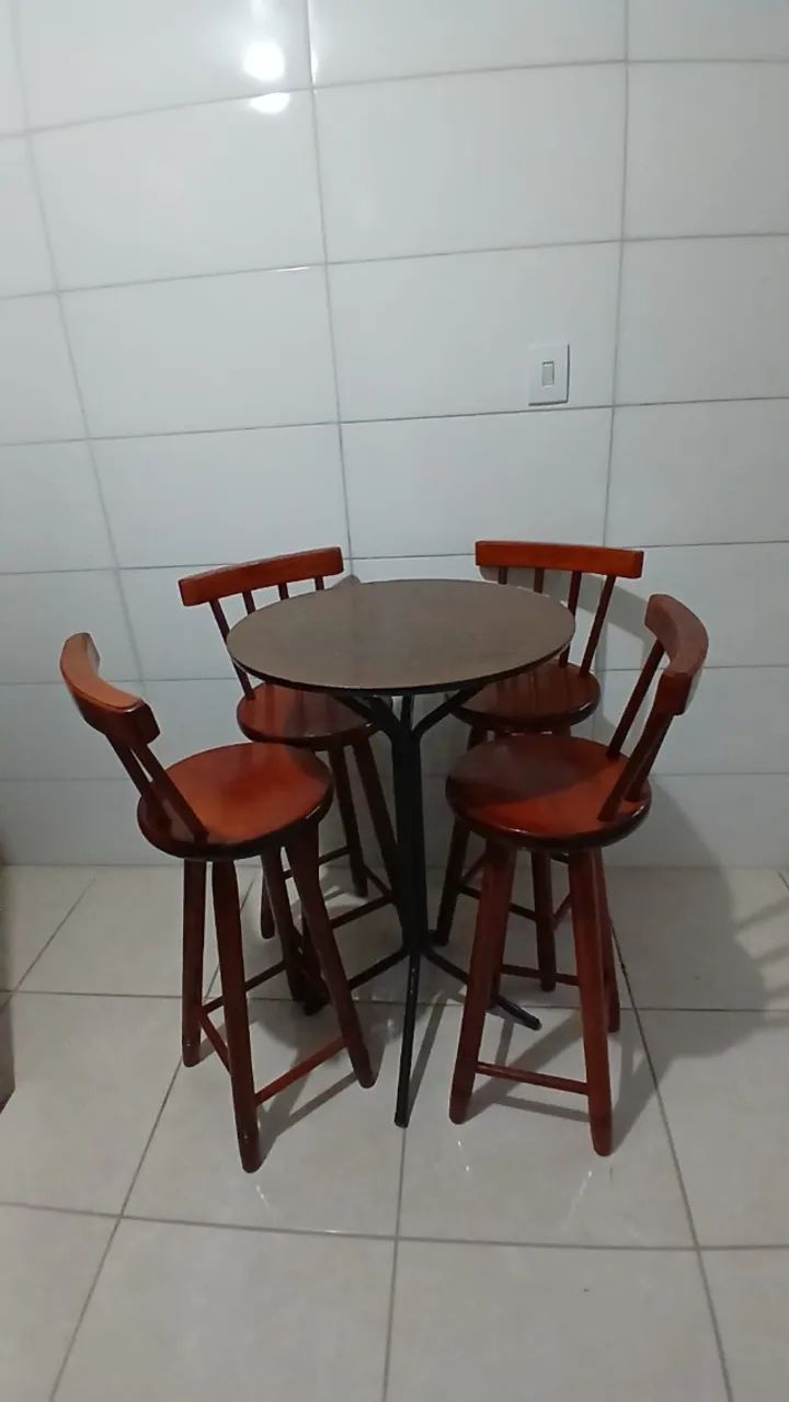 Conjunto Mesa Alta com 4 Banquetas de Madeira Maciça - Foto 2