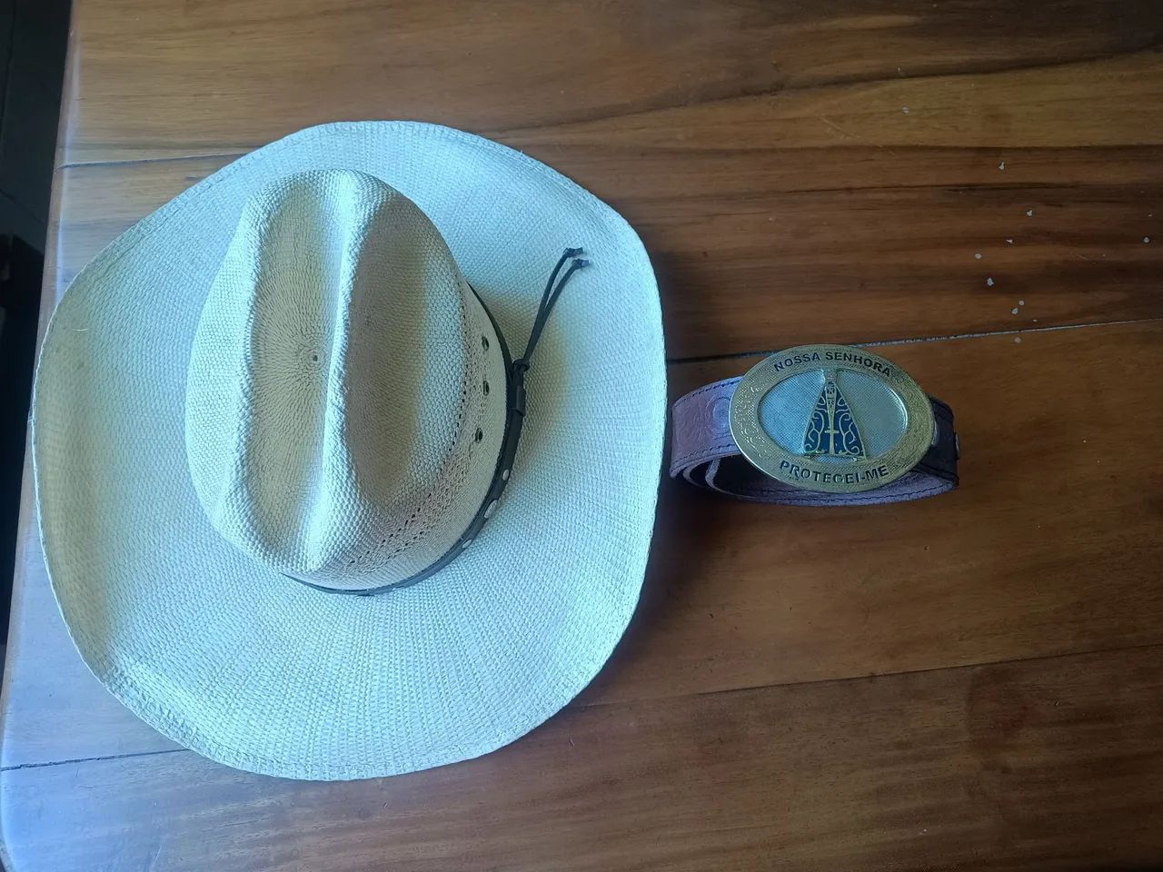 Vendo chapéu é fivela em couro.  - Foto 3
