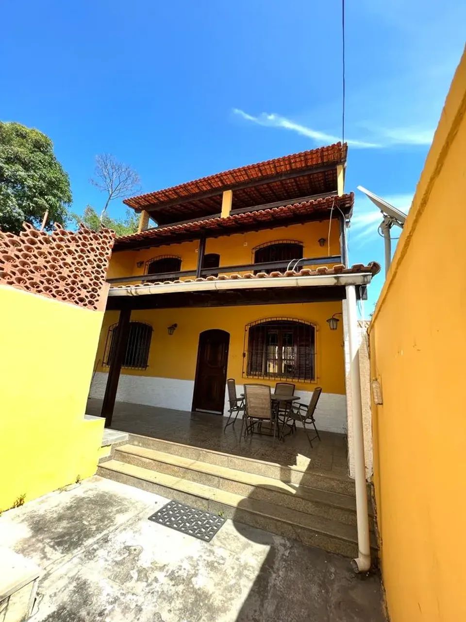 Casa com 2 quartos, piscina, garagem e terraço.
