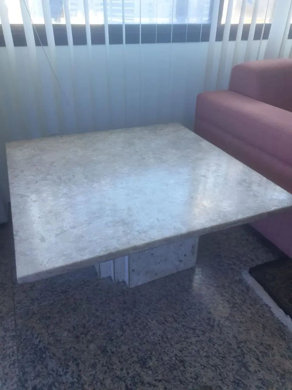Mesa lateral de mármore 