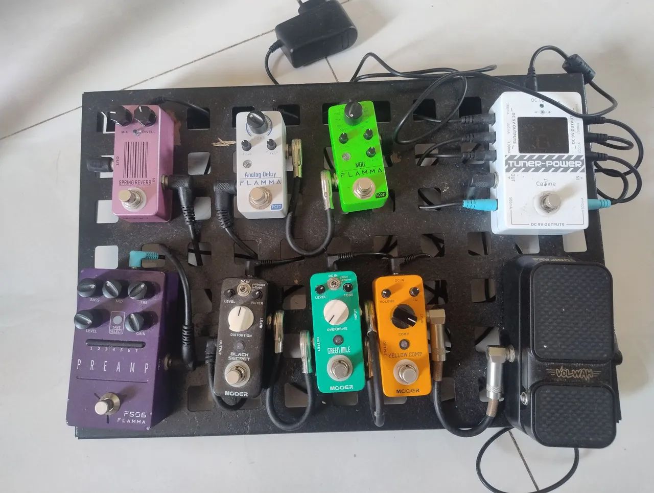 Pedalboard completo e versátil - 9 pedais + fonte + cabos + base