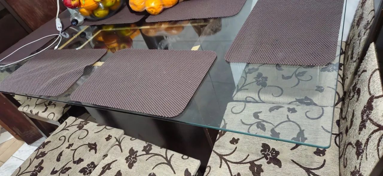 Vendo mesa com 6 cadeiras  - Foto 2