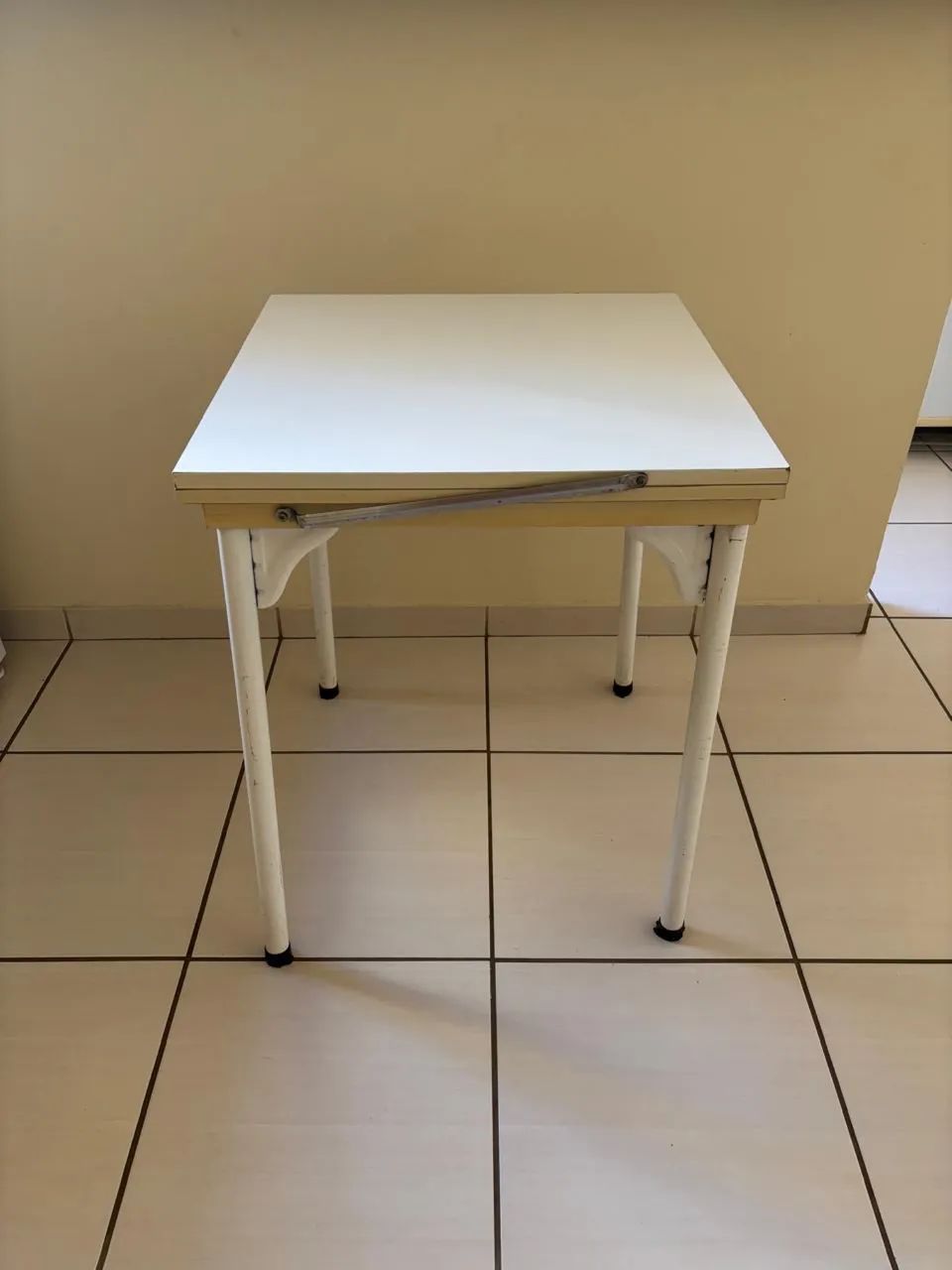 Vendo mesa de madeira dobrável 