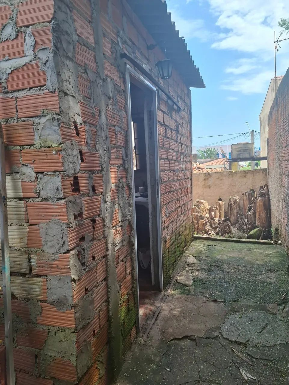 CASA COM LOCALIZAÇÃO EXCELENTE PARA COMÉRCIO-ANALISA PERMUTA!!!
