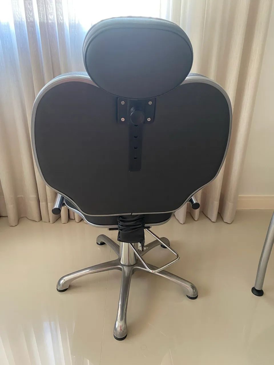 Vendo cadeira  cabeleireiro reclinável , seminu nova - Foto 2