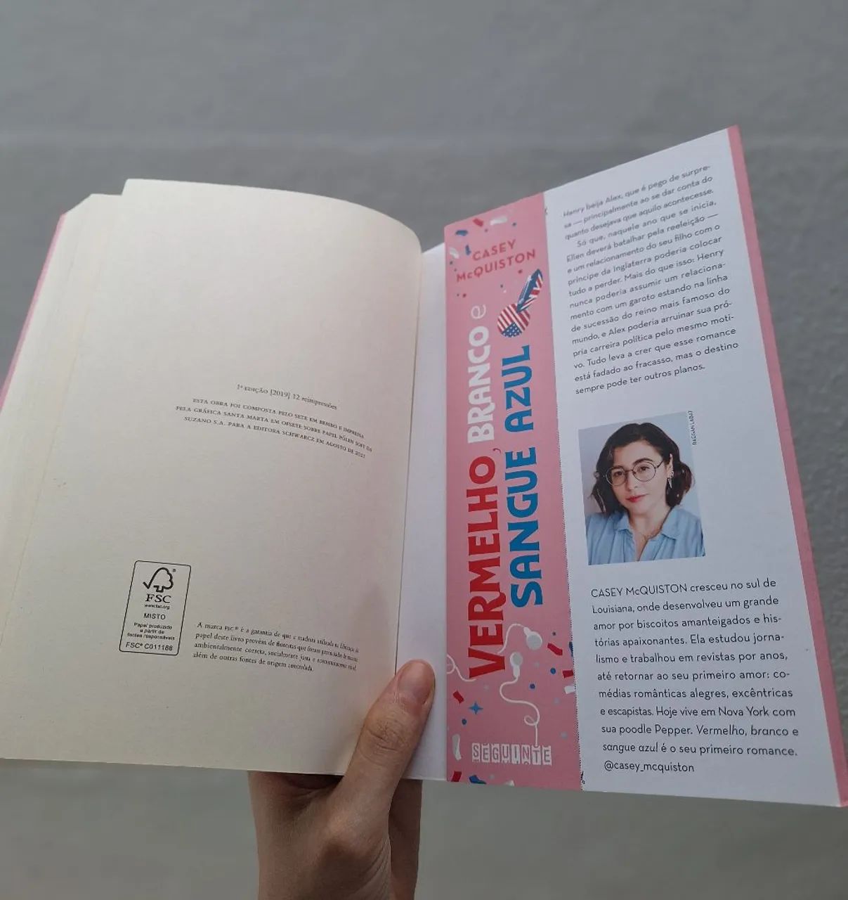 Vermelho, Branco e Sangue Azul - Casey McQuiston | Livro em ótimo estado  - Foto 4