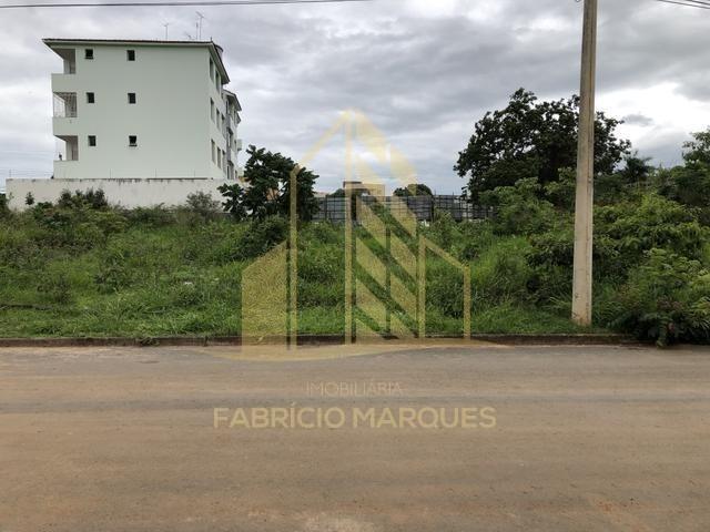 Lote no fundo da Avenida Mestra Fininha. De 450m². C.G