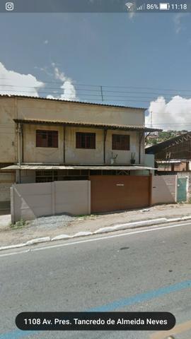 Alugo casa simples e antiga