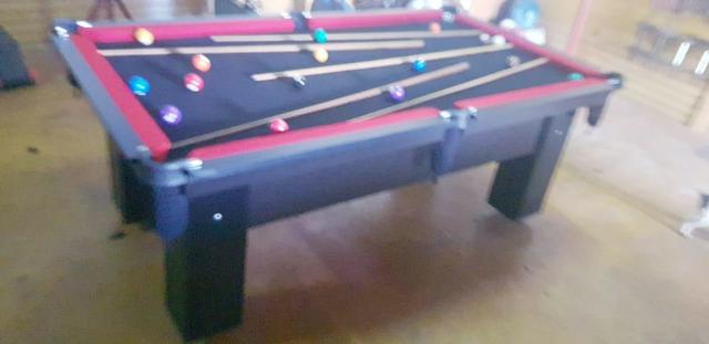 Mesa Charme MDF Cor Preta Tecido Preto e Borda Vermelha Mod. PPWZ7788