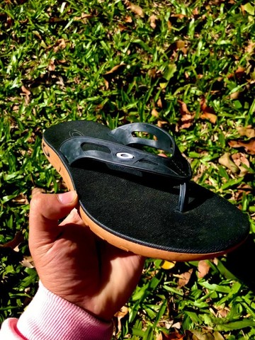 chinelo oakley preto com vermelho basico casual