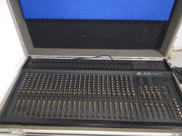 mesa de som Peavey console com hard case modelo SRC-2400 super conservada black friday - Foto 5