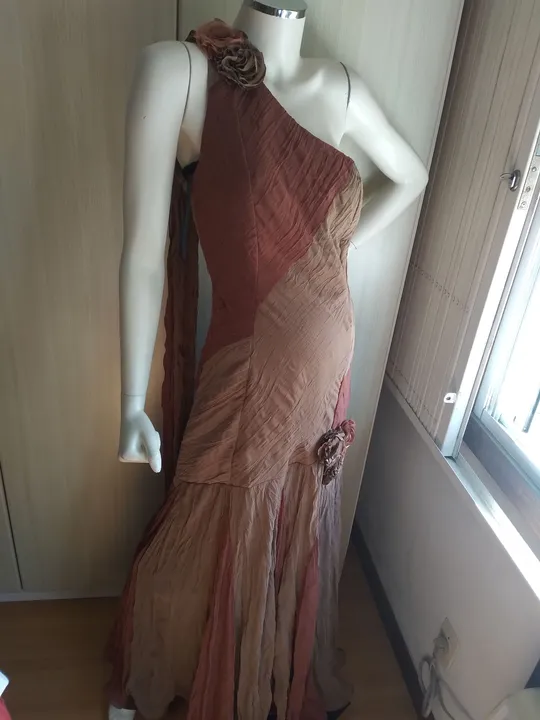 Vestido festa marrom com detalhes bordo.