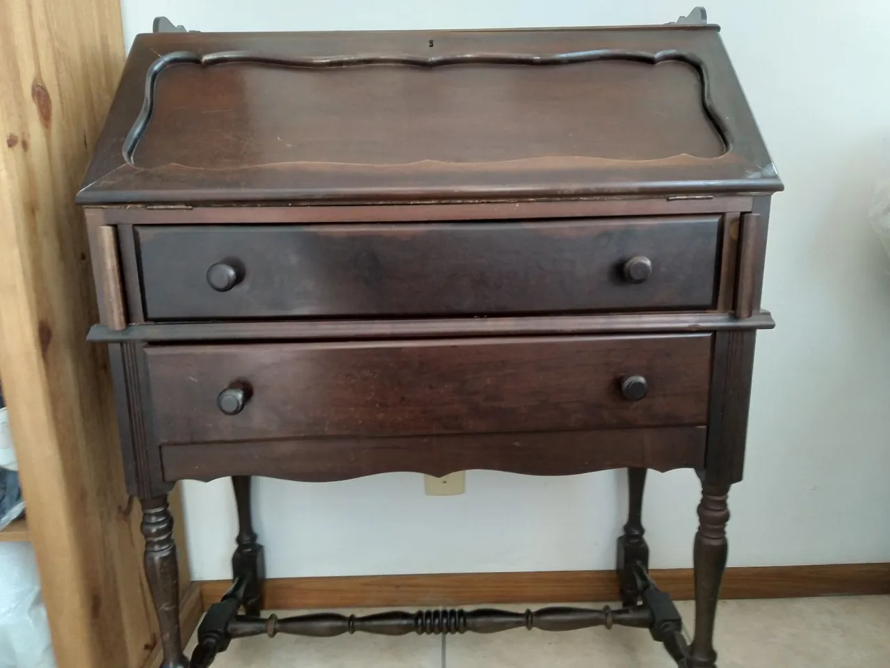 Antiga escrivaninha de madeira maciça. Medida 1,07 altura profundidade 40 largura 81cm