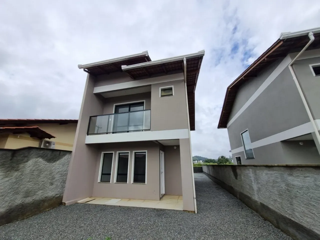 Sobrado com 3 quartos sendo duas suítes, localizado em rua já residencial na cidade de Ind