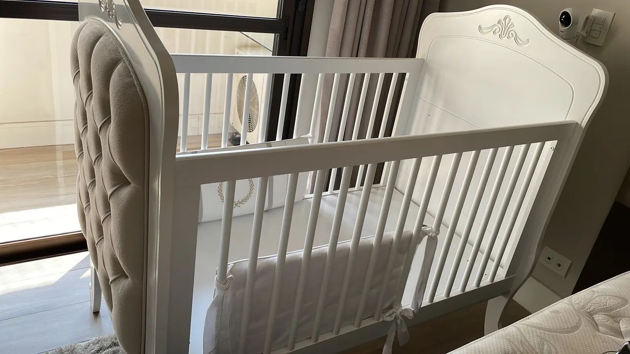 Berço provençal com capitonê bege claro 