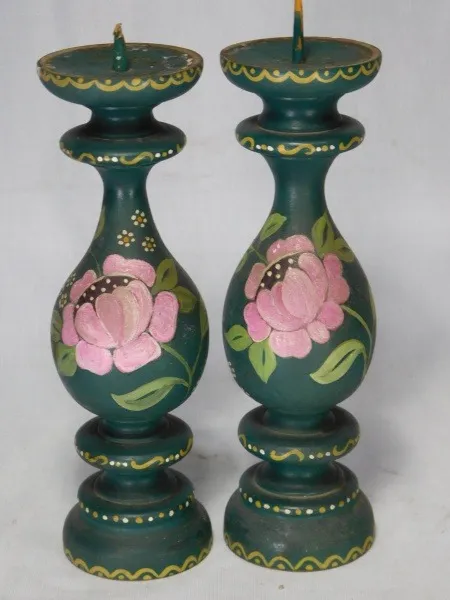 Par de castiçais Madeira uma vela patinado na cor verde decorado com flores e folhagens