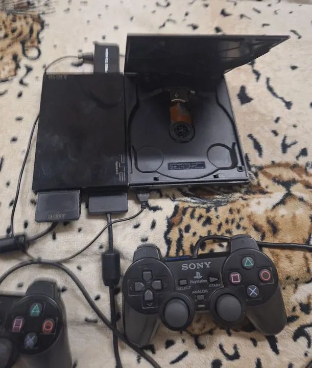 Playstation 2 com 2 controles, mais memory card de 8 MB mais adaptador HDMI com cabo - Foto 2