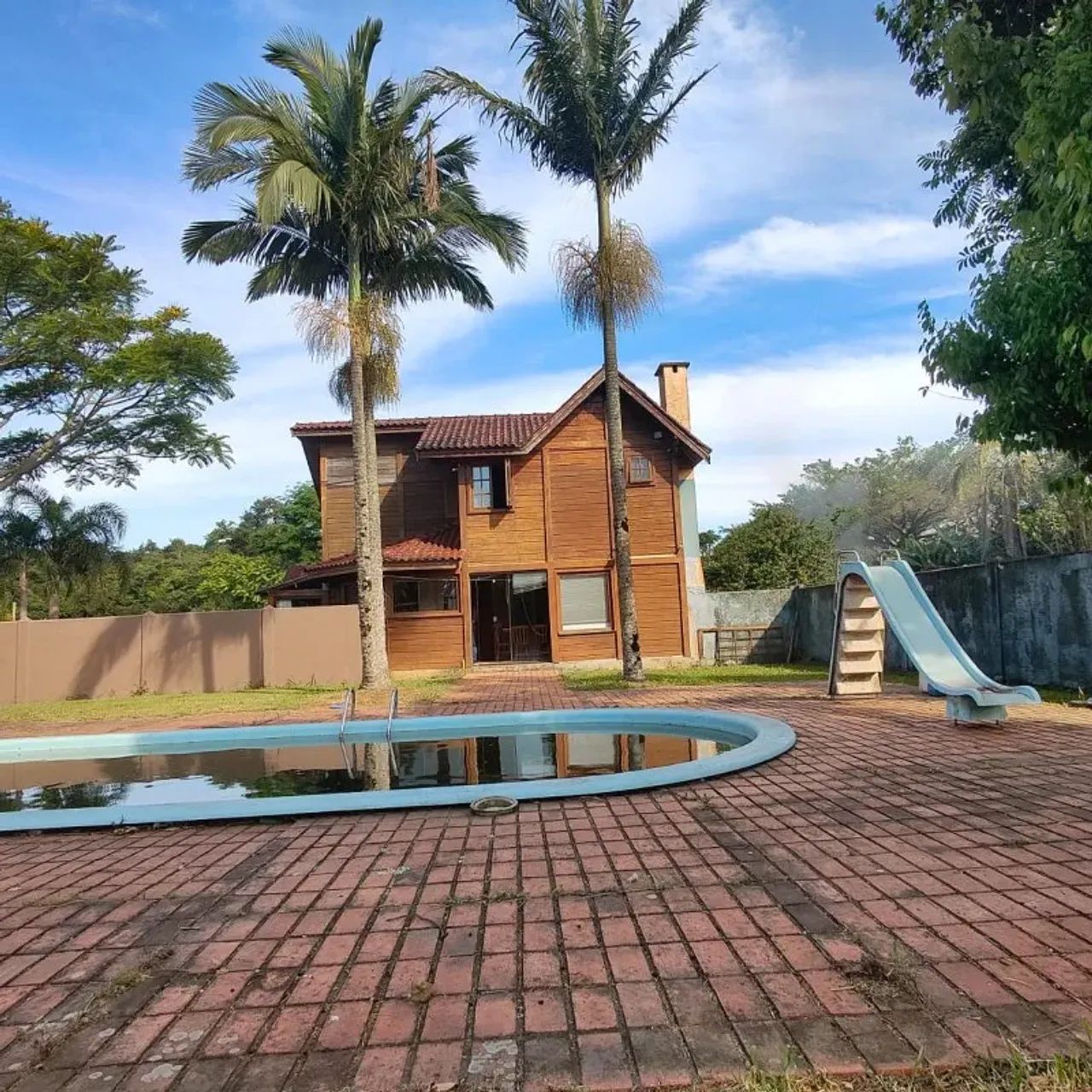 Linda chácara com 5 hectares, duas casas, dois galpões e açude.