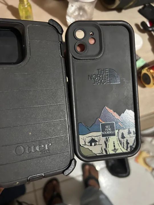 Capinhas, caixa e adesivos do iPhone 13 e um cabo iPhone 11