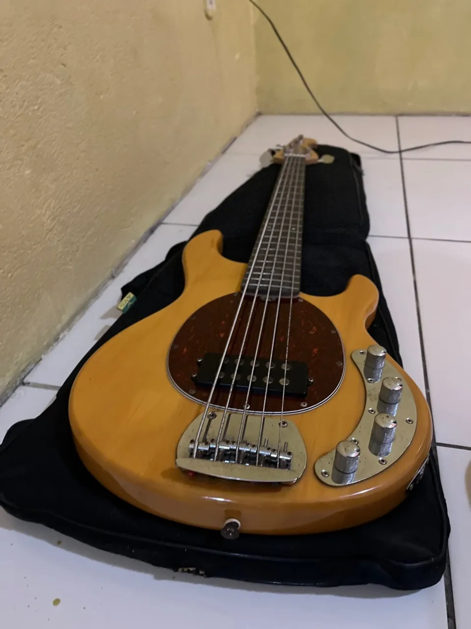 Baixo 5 cordas Music Man estilo StingRay - 1400