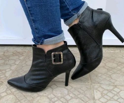 Botas de cano curto preta 35