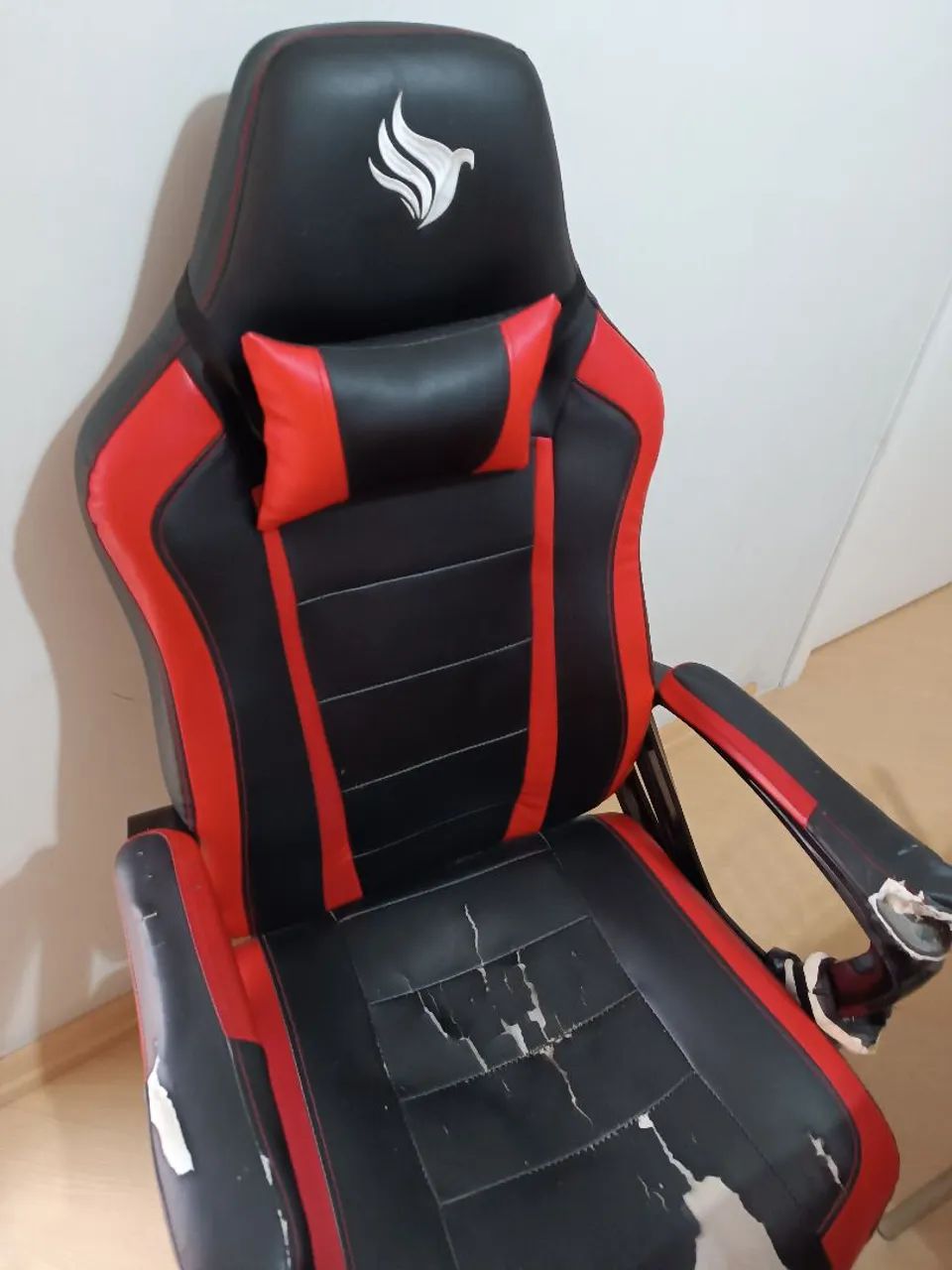 Cadeira gamer Pichau linda estrutura perfeita precisa reformar o estofamento 