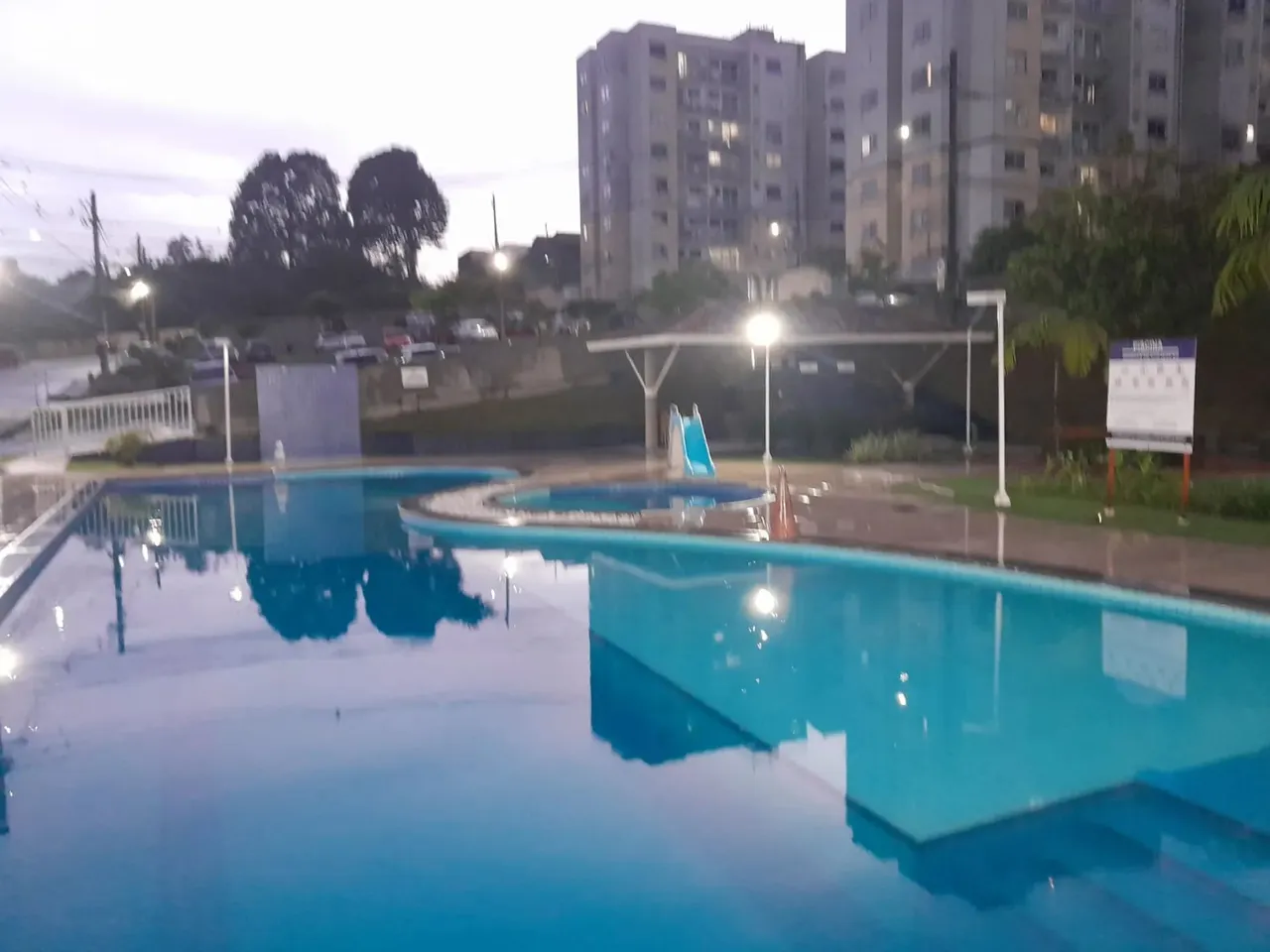 Apto a venda no condomínio Leve Castanheiras.