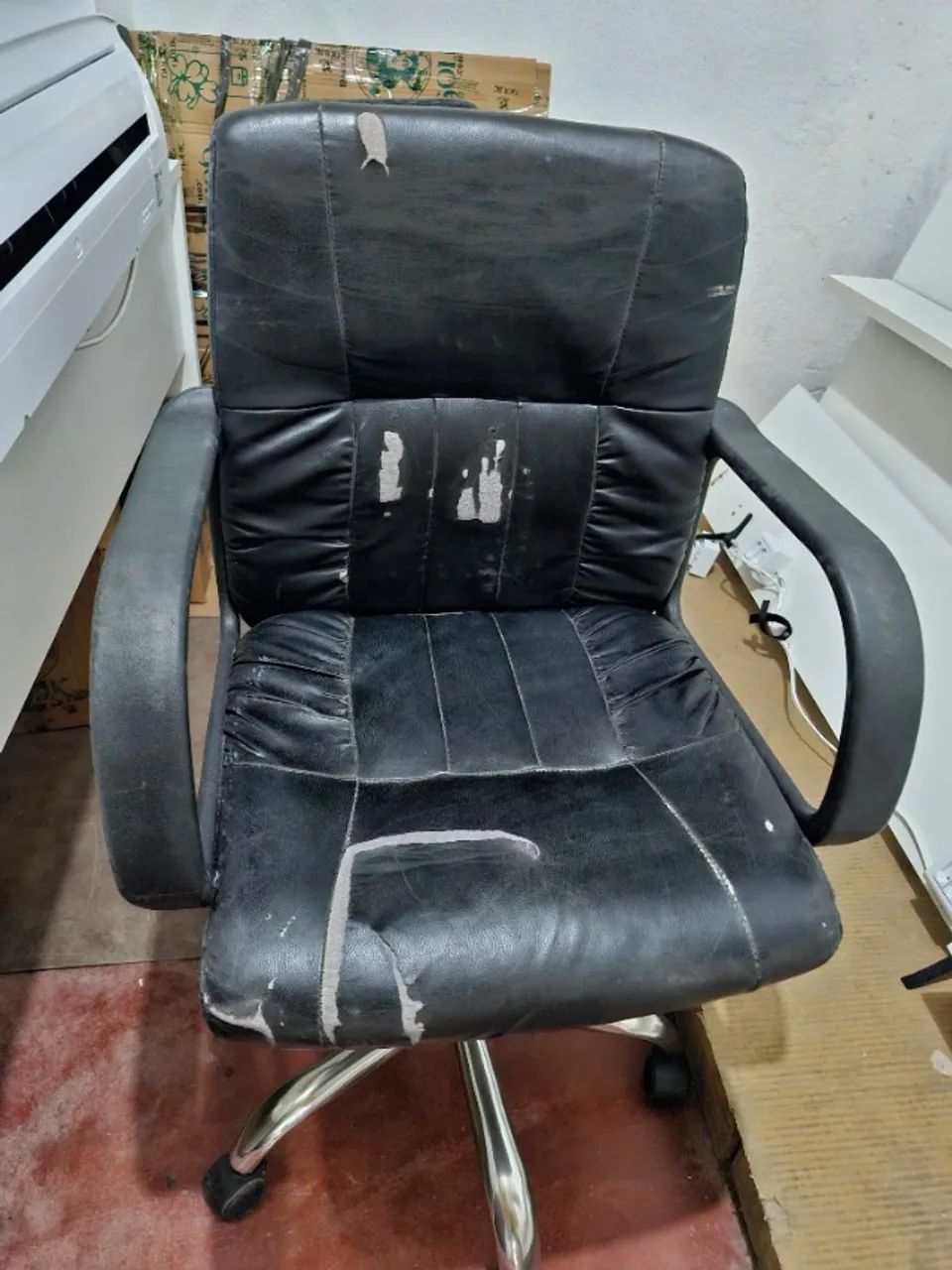 Cadeiras de Escritório de Couro Preta, Giratória e Ajuste de Altura 