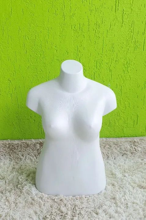 Busto plus size em plastico branco 