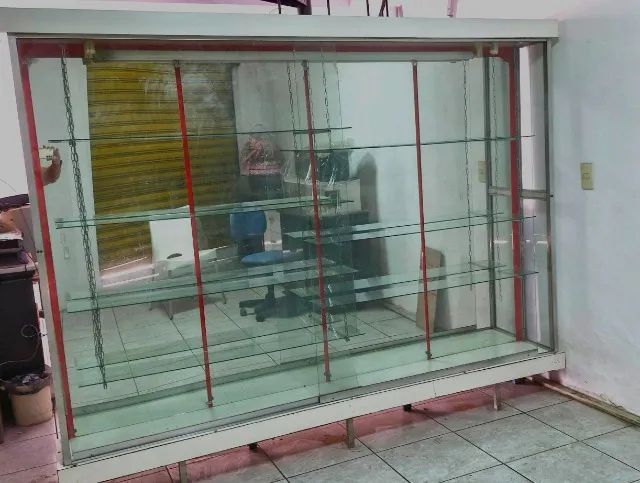 Vitrine usada para loja com espelhos no fundo e prateleiras de vidro - Foto 2
