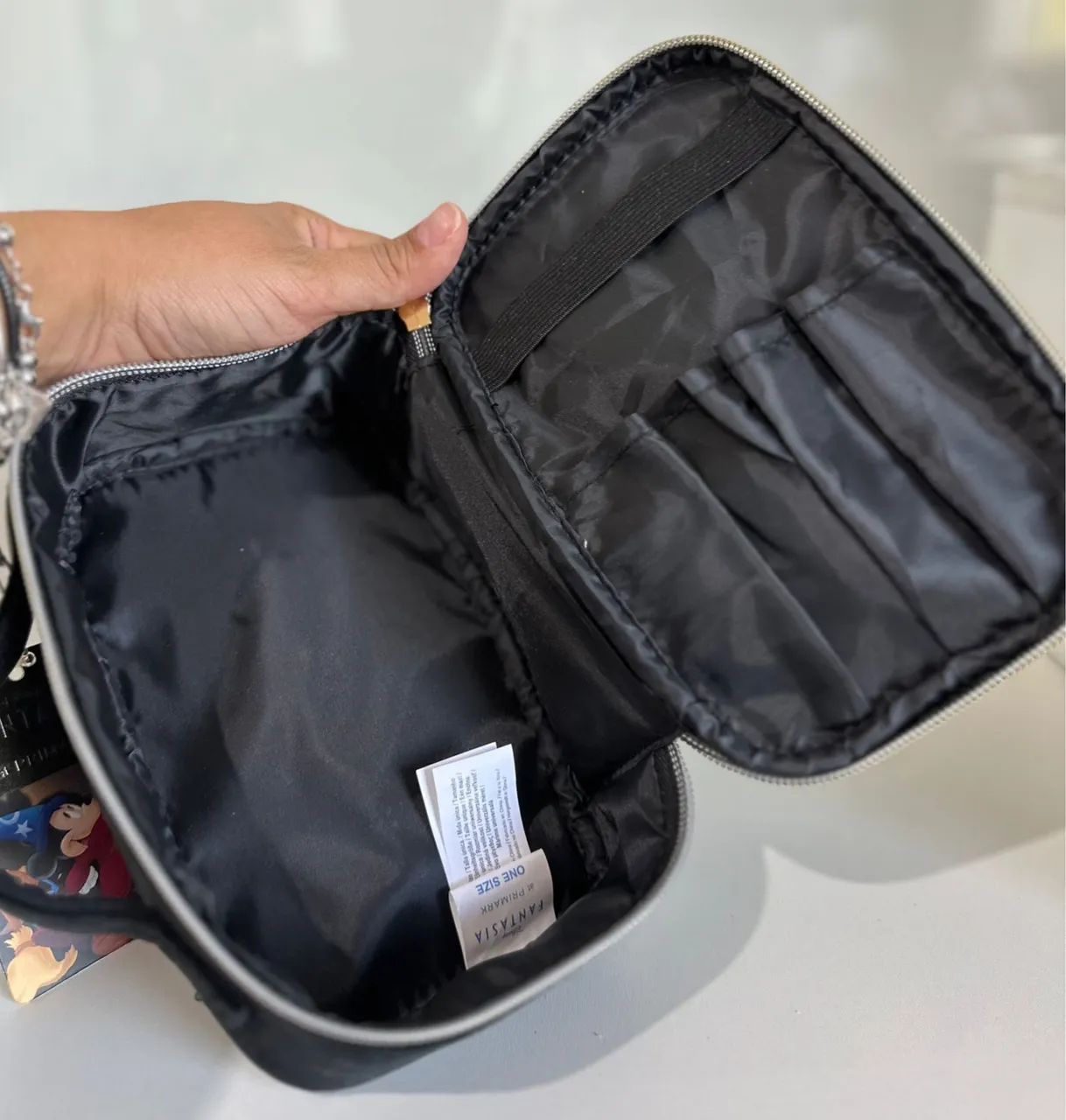 Vendo  Necessárie em veludo Mickey Mago Disney Importado Disney Parque - Foto 2