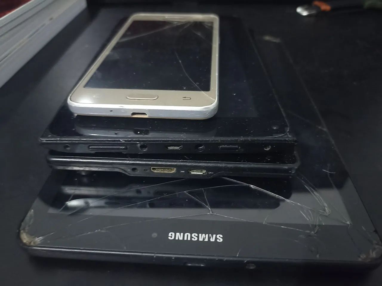 Carcassas de tablets e celular antigos anos 2010-2018