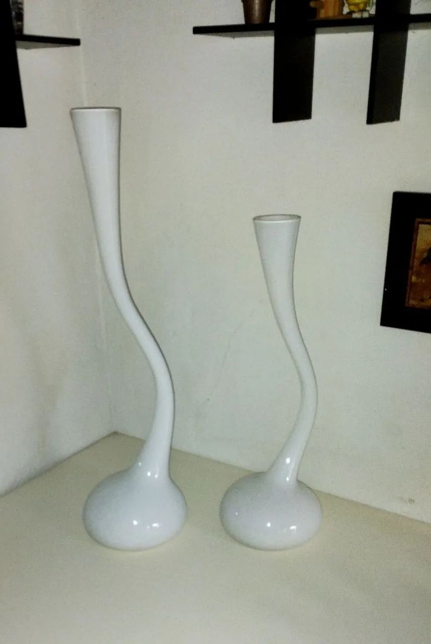 Belíssimo Par de Vasos de Cristal Murano Brancos com Design Curvilíneo