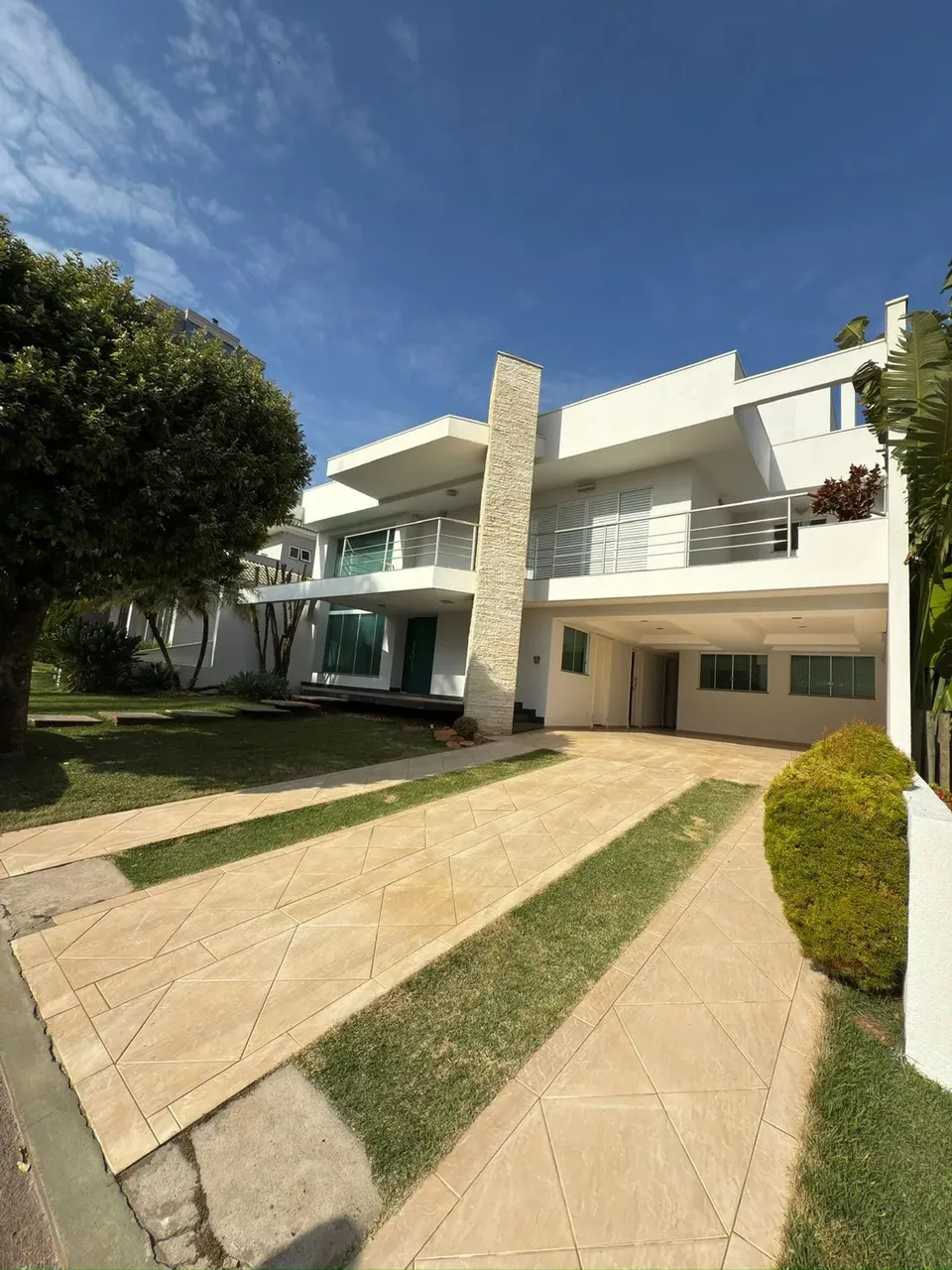 Sobrado para aluguel tem 480 metros quadrados com 4 quartos em Jardim Aclimação - Maringá