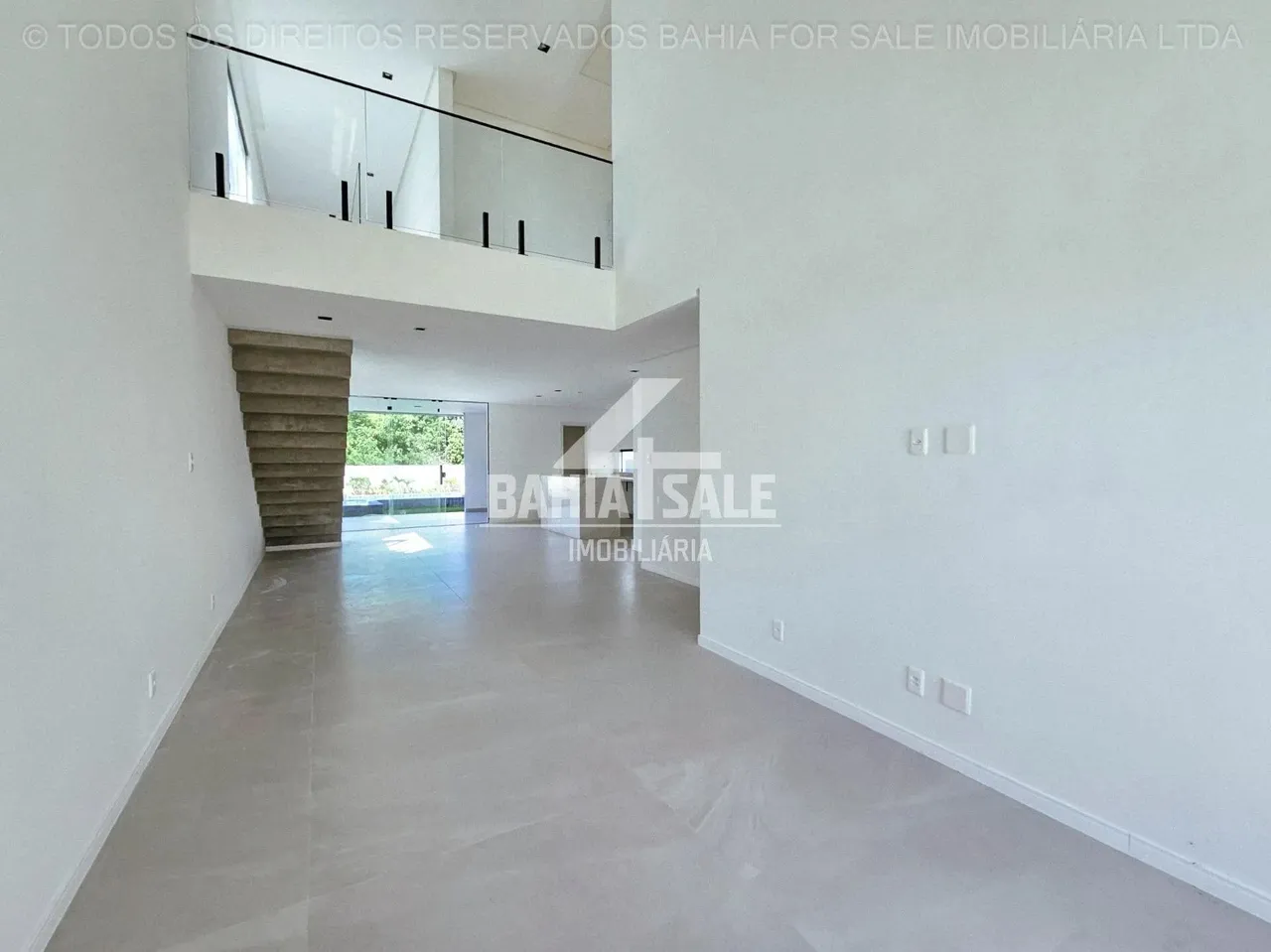 Casa em Abrantes: 3 Suítes, Pé-Direito Duplo, Piscina e Lazer Completo no Horto Ville!