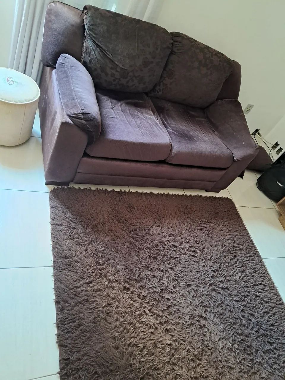 Sofá 2 lugares em ótimo estado + tapete