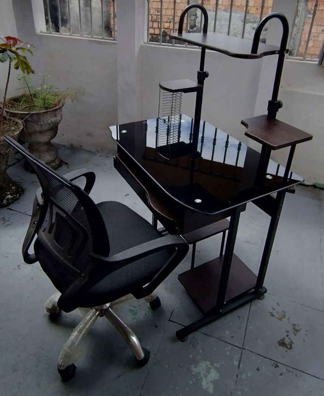 Conjunto de Cadeira de Escritório e Mesa com Prateleiras - Foto 3
