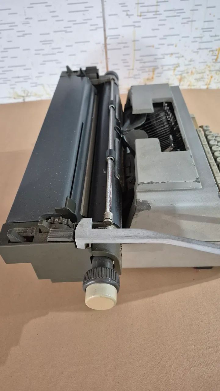 Máquina de escrever Olivetti Linea 98 - Foto 3