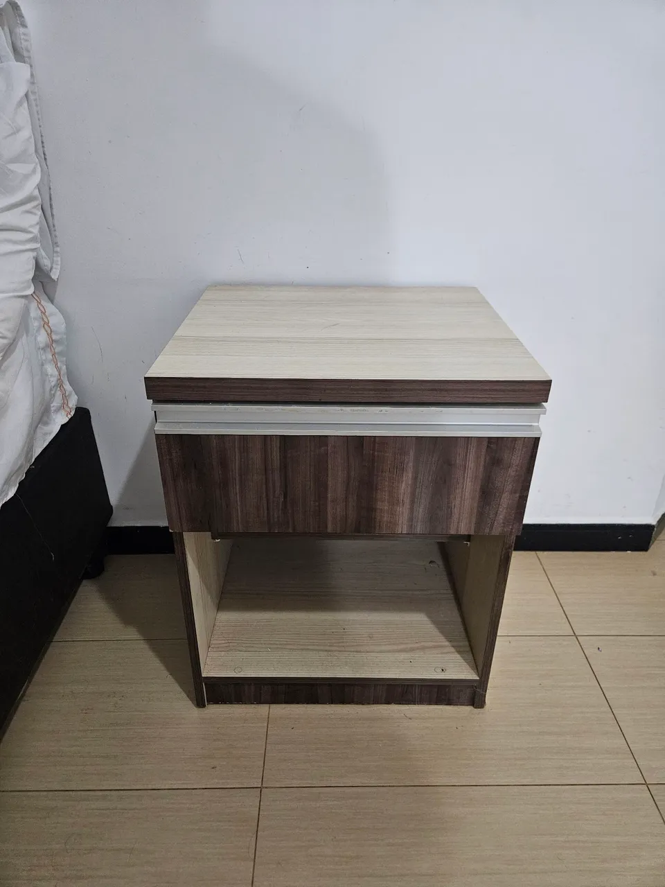 Mesa de cabeceira com gaveta