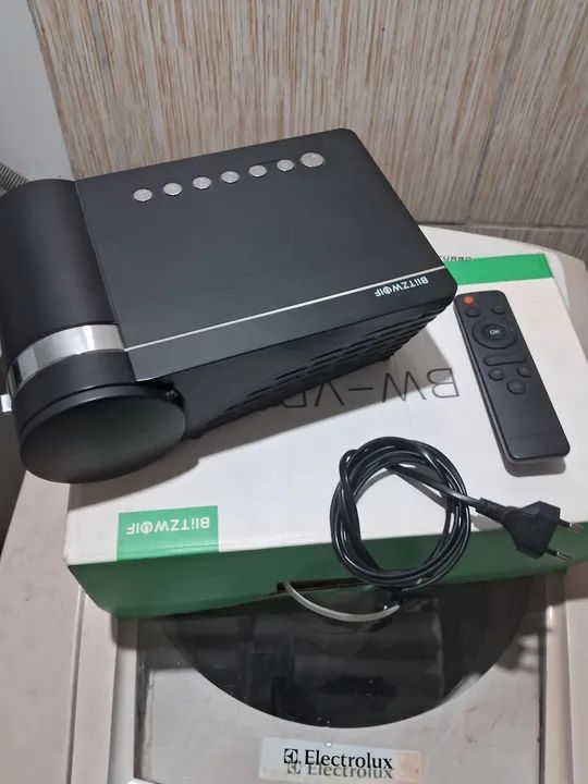 Projetor Portátil Full HD - Bivolt