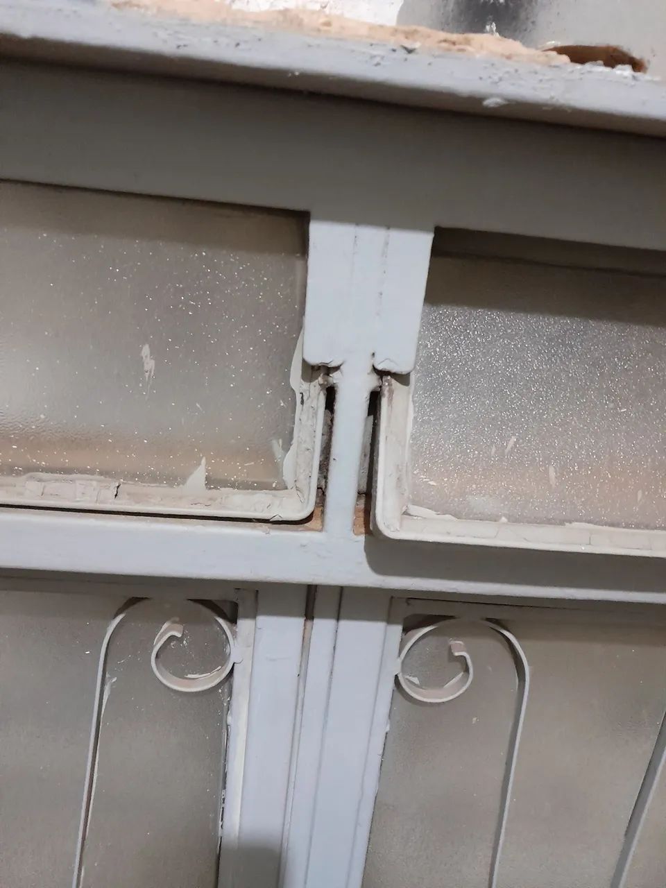 Janela de Ferro com Vidro e Grade 2 mt X 1,10mt. - Foto 5