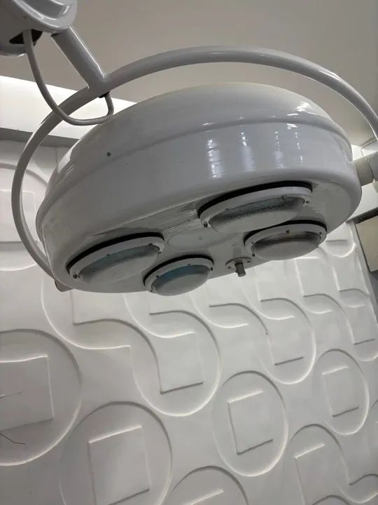 Foco cirúrgico de teto. 