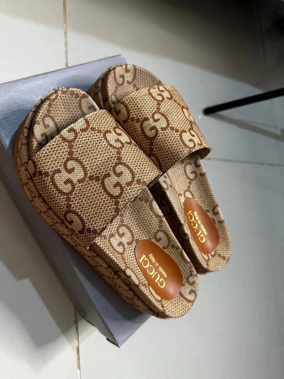 Sandálias Gucci GG - Foto 2