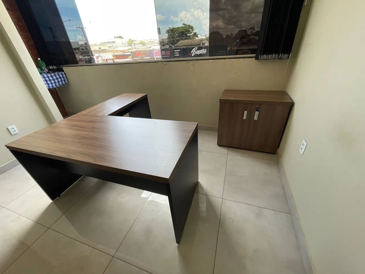 Combo Mesa com Cadeira e Armário em L para Escritório com Armário - Foto 2
