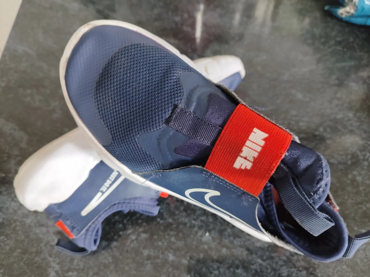 Tênis Infantil Nike Azul com Detalhes Vermelhos