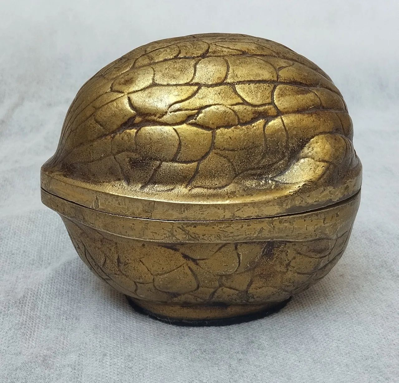 Porta jóias em bronze com formato de noz